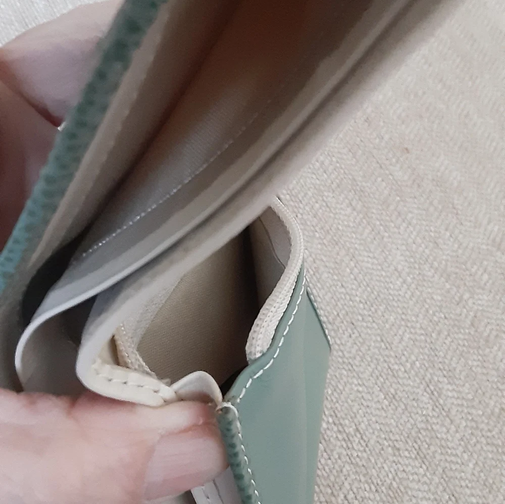 Levenger Green Leather Women's Wallet - Picture 2 of 11